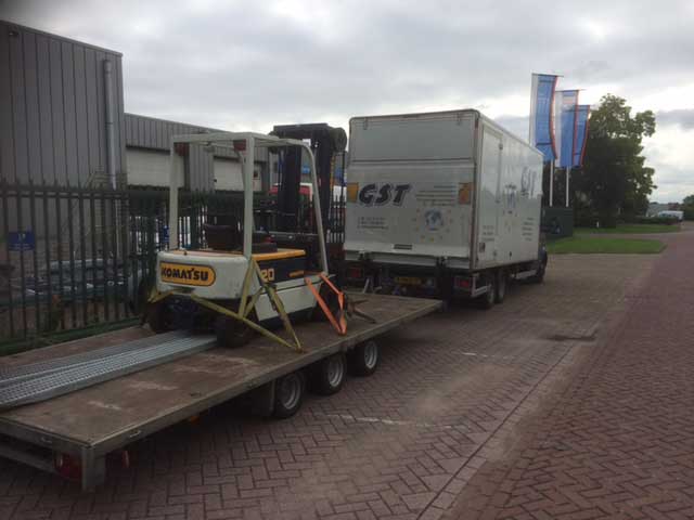aanhanger met heftruck