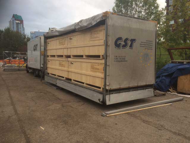 aanhanger huif met grote kisten