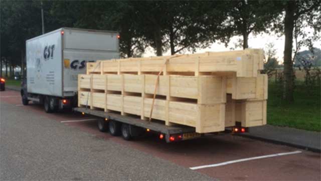 aanhanger met grote kisten